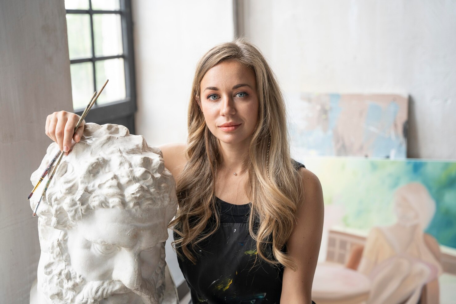 Master artisan working with concrete